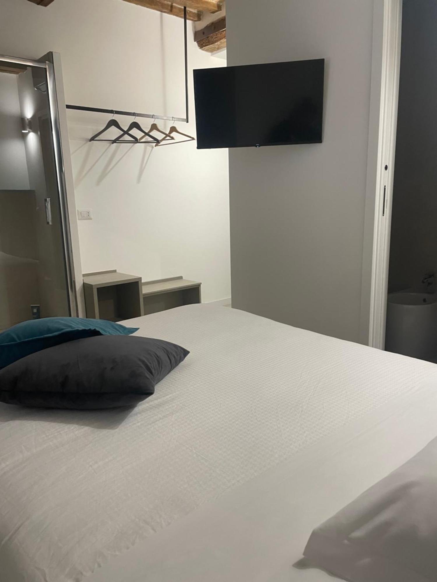 L'Inferno Di Dante Bed & Breakfast Gubbio Room photo