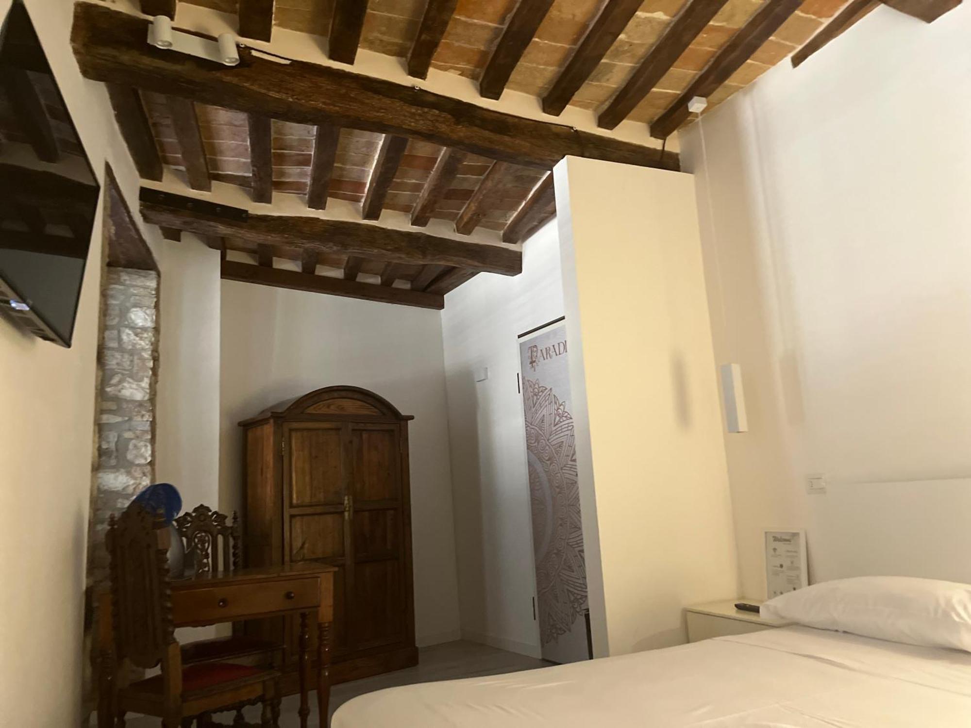L'Inferno Di Dante Bed & Breakfast Gubbio Room photo